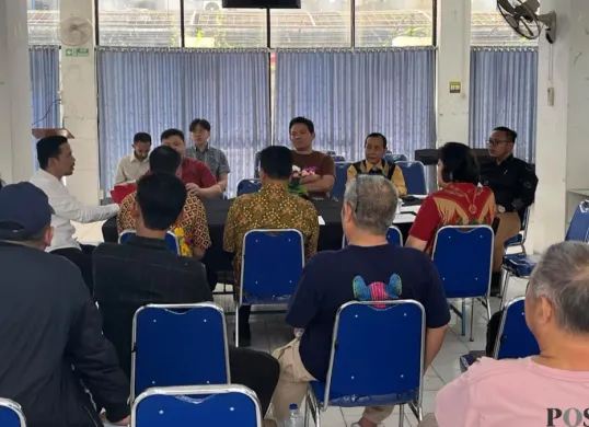 Audiensi penghuni Rusunami City Park terkait proses serah terima dokumen kepemilikan dan fasilitas umum (fasum-fasos), Kamis, 2 April 2026. (Sumber: Poskota/Pandi Ramedhan)