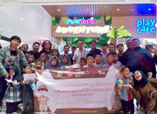 Forum Wartawan Polri (FWP) Polda Metro Jaya menggelar kegiatan sosial tahunan dengan anak yatim, di Playtopia, Senayan Park, Jakarta, pada Jumat, 3 April 2026. (Sumber: Poskota/ Ali Mansur)