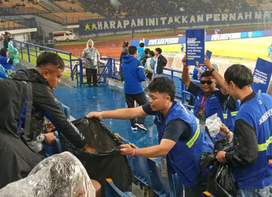 Kegiatan bersih-bersih atau jaga kebersihan yang dilakukan di tiap laga Persib, di Stadion GBLA, Gedebage, Kota Bandung. (Sumber: Poskota/Gatot Poedji Utomo)