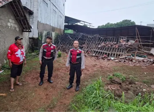 Kondisi rumah roboh di Kampung Cimanggis RT 01/RW 13, Desa Cimanggis, Kecamatan Bojonggede, Kabupaten Bogor. (Sumber: Dok. Polsek Bojonggede)