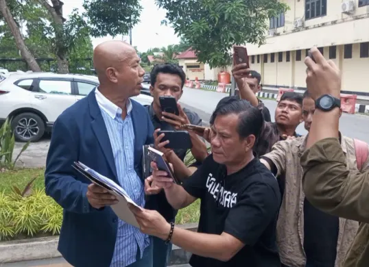 Kuasa hukum PT GAN saat memberikan keterangan kepada awak media di Polda Sultra. (Sumber: Istimewa)