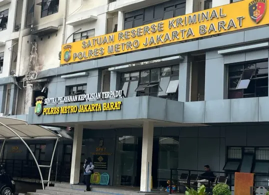 Penampakan gedung Satreskrim Polres Metro Jakarta Barat pascakebakaran, Rabu, 8 April 2026. (Sumber: Poskota/Pandi Ramedhan)