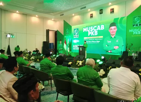 Ketua DPC Partai Kebangkitan Bangsa (PKB) Kabupaten Bandung Barat, Asep Dedi, memaparkan capaian gemilang partainya selama periode kepengurusan. (Sumber: Poskota/Gatot Poedji Utomo). (Sumber: Poskota/Bilal Nugraha Ginanjar)