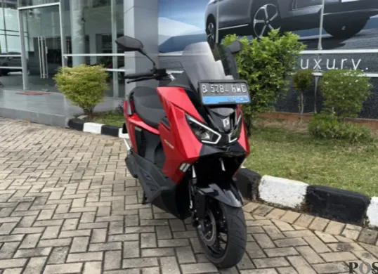 Polytron FOX 350 menawarkan biaya operasional murah dan efisiensi tinggi. Simak rincian lengkap biaya listrik, servis, hingga penghematan dibanding motor konvensional. (Sumber: Poskota/Aldi Harlanda Irawan)
