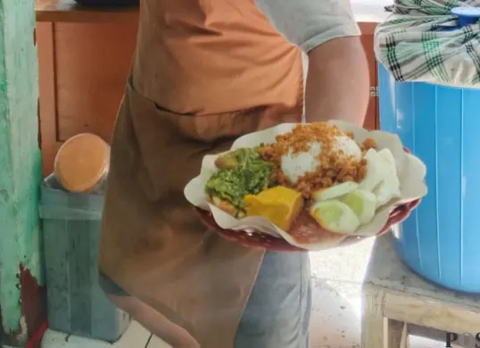 Warung Ayam Penyet Sambel Ijo Kak Mus di depan stasiun Kebayoran Lama, Jakarta Selatan. (Sumber: Poskota/Pandi Ramedhan)