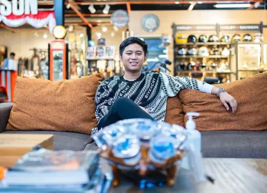 Kenali sosok Doni Salmanan, Crazy Rich Bandung yang terseret kasus penipuan investasi. Artikel ini membahas biodata, perjalanan karier, kasus hukum, dan sumber kekayaannya. (Sumber: Instagram/@donisalmanan)