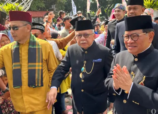 Gubernur DKI Jakarta Pramono Anung (kanan) dan Ketua Dewan Adat Bamus Betawi Fauzi Bowo (tengah) saat menghadiri Lebaran Betawi di Lapangan Banteng, Jakarta Pusat, 11 April 2026. (Sumber: Poskota/M. Tegar Jihad)