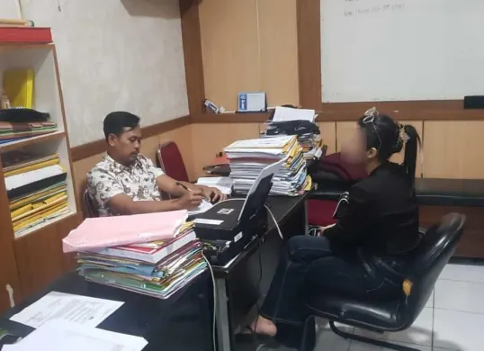 Salah seorang tersangka kasus sumpah injak Al-Quran di Lebak saat menjalani pemeriksaan. (Sumber: Istimewa)