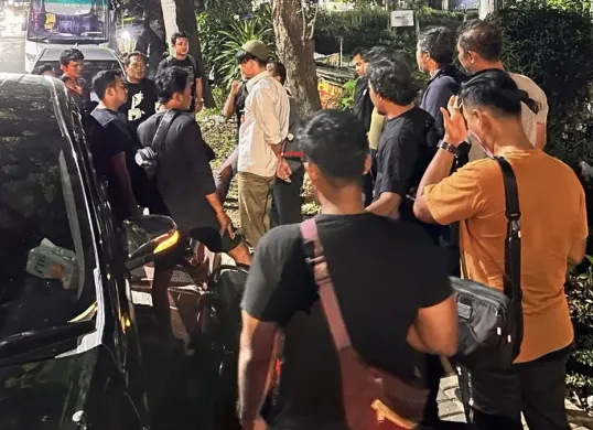 Petugas saat mengamankan pelaku. (Sumber: Istimewa)