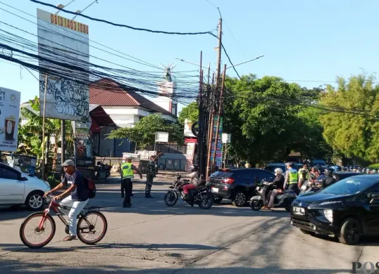 Polisi mengatur lalu lintas di Jalan Raya Cinere (Persimpangan South City), Cinere, Kota Depok, Senin, 13 April 2026. (Sumber: Poskota/Angga Pahlevi)
