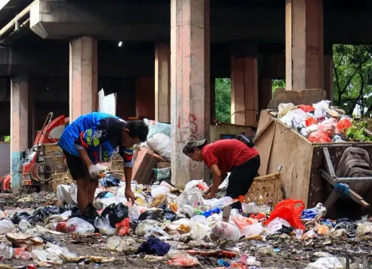 Ilustrasi tumpukan sampah yang menggunung di kolong Tol Wiyoto Wiyono, Tanjung Priok, Jakarta Utara. (Sumber: Poskota/Ahmad Dhiya Fauzan)