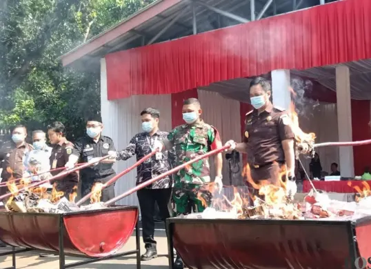 Pemusnahan barang bukti di Kejaksaan Negeri Kabupaten Tangerang. (Sumber: Poskota/Veronica Prasetio)