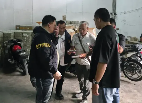 Badan Reserse Kriminal (Bareskrim) Polri melakukan penggeledahan terhadap lima gudang barang impor ilegal di wilayah Jakarta, pada Rabu, 15 April 2026. (Sumber: Dok. Bareskrim Polri)
