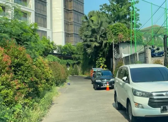 Ilustrasi akses jalan warga yang digunakan lahan parkir liar di area lapangan padel K30 dan mini soccer B23 Simprung. (Sumber: Istimewa)