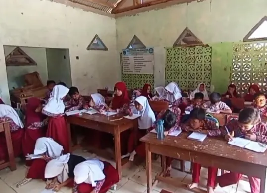 Sejumlah siswa SDN Karyabuana 2, Kecamatan Cigeulis, Kabupaten Pandeglang, mengikuti proses KBM di musala. (Sumber: Dok. Warga)