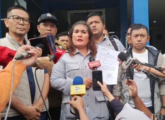 LBH Tani Nusantara melaporkan Feri Amsari ke Polda Metro Jaya terkait dugaan penyebaran hoaks swasembada pangan ke Polda Metro Jaya, Jakarta Selatan, Jumat, 17 April 2026. (Sumber: Poskota/Ali Mansur)