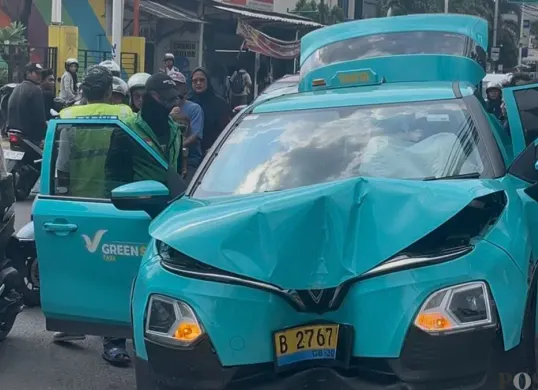 Iustrasi Mobil taksi listrik hijau Green SM mengalami kecelakaan di Jalan. (Sumber: Poskota)