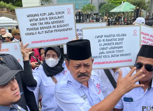 Ketua Umum APKLI, Ali Mahsun (tengah) di gedung DPRD DKI Jakarta. (Sumber: Poskota/Pandi Ramedhan)