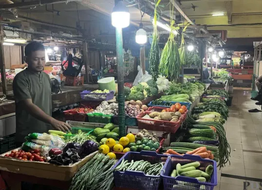 Pedagang trasidisional sedang merapihkan dagangan di Pasar Kopro, Grogol Petamburan, Jakarta Barat, Minggu, 19 April 2026. (Sumber: Poskota/ Pandi Ramedhan)