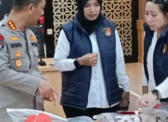Kasubdit Renakta AKBP Irene Missy (kanan) menunjukkan barang bukti aborsi dalam kasus kekerasan seksual. (Sumber: Poskota/Rahmat Haryono)