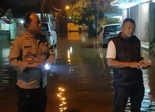 Pihak kepolisian mengecek titik banjir di wilayah Pengasinan, Depok. (Sumber: Polsek Bojongsari)