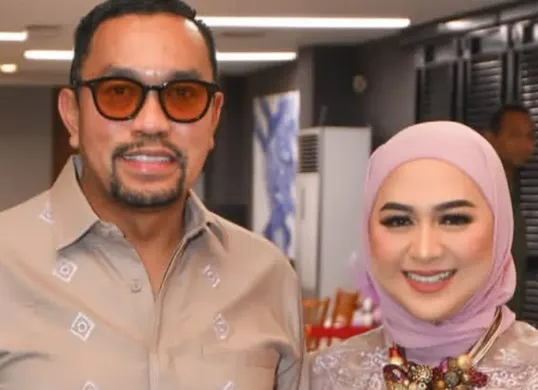 Istri Ahmad Sahroni, Feby Belinda digosipkan berselingkuh dengan seorang drummer band tahun 90-an. (Sumber: Instagram/@ahmadsahroni88)