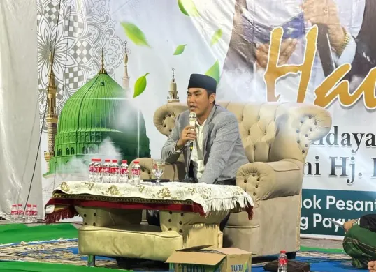 Anggota DPRD Jabar, Abdul Karim saat memberikan sambutan pada acara haul pendiri Pondok Pesantren Al-Huda Parungpayung di Desa Bojonglarang, Kecamatan Cijati, Kabupaten Cianjur. (Sumber: Istimewa)