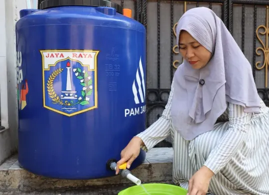 PAM Jaya memberikan toren gratis untuk warga di Jakarta Utara saat peringatan Hari Kartini, Senin, 21 April 2026. (Sumber: Dok. PAM Jaya)