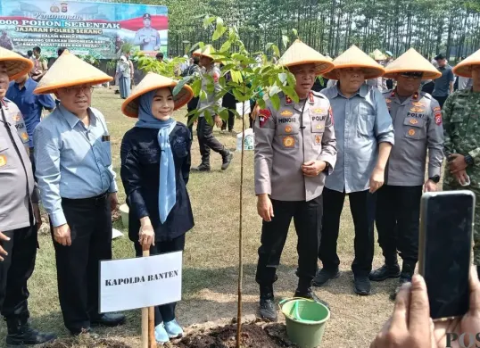 Kapolda Banten Irjen Pol Hengki bersama Kapolres dan Bupati Serang dalam kegiatan penanaman pohon serentak di Desa Tegal Maja, Kecamatan Kragilan, Selasa, 21 April 2026. (Sumber: Poskota/Rahmat Haryono)