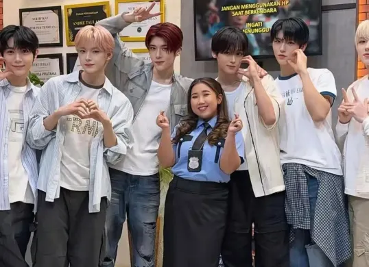 Komika Kiky Saputri saat bersama anggota grup idola K-Pop NCT Wish dalam acara Lapor Pak. (Sumber: Instagram/@kikisaputrii)
