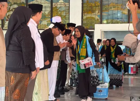445 jemaah haji kloter ke-3 dari Kabupaten Bogor diberangkatkan menuju Embarkasi Pondok Gede, Jakarta Timur, sebelum menuju Tanah Suci, Kamis, 23 April 2026. (Sumber: Poskota/Giffar Rivana)