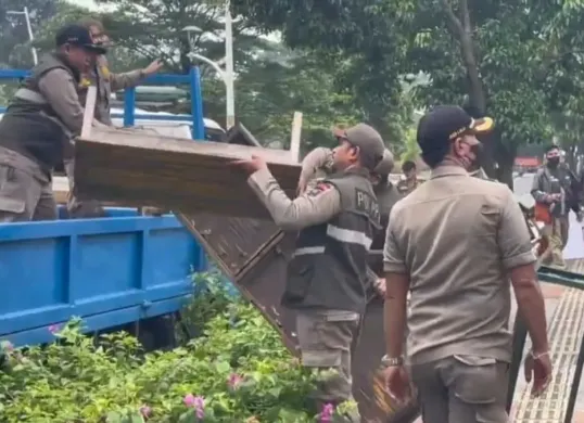 Sejumlah lapak PKL di trotoar dan fasilitas umum kawasan Puri Kembangan CNI, Kembangan, Jakarta Barat, ditertibkan, Kamis, 23 April 2026. (Sumber: Dok. Istimewa)