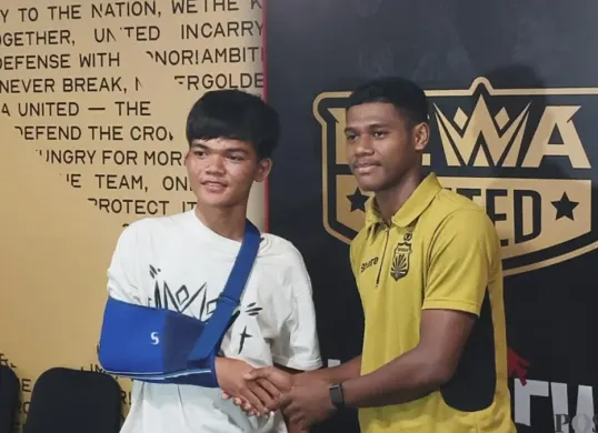 Pemain Bhayangkara FC, Fadly Alberto Hengga, dan pemain Dewa United, Rakha Nurkholis berdamai usai melakukan mediasi. (Sumber: Poskota/Veronica)