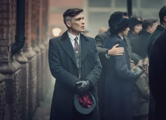Tommy Shelby kembali dalam Peaky Blinders: The Immortal Man, menghadapi masa lalu dan ancaman baru dalam penutup kisah yang lebih gelap dan emosional. (Sumber: Pinterest)