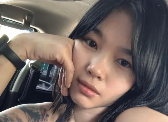 Selebgram Desi Ria Makdalena tengah menjadi sorotan setelah video yang menampilkan momen konfrontasi dengan keluarganya viral di media sosial. (Sumber: Instagram/@mgdalens)