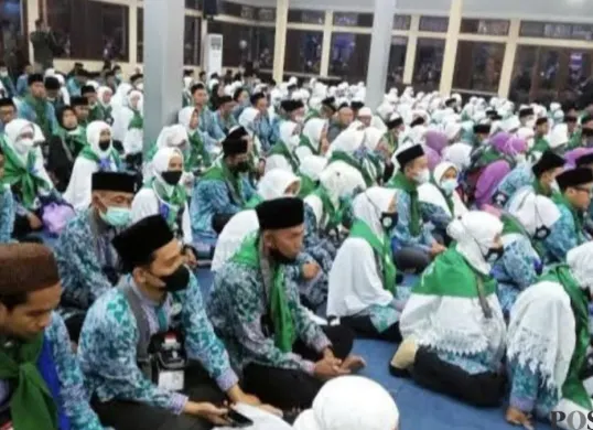 Ratusan calon haji saat melakukan persiapan pemberangkatan di Gedung Pendopo Pandeglang. (Sumber: Poskota/Samsul Fatoni)