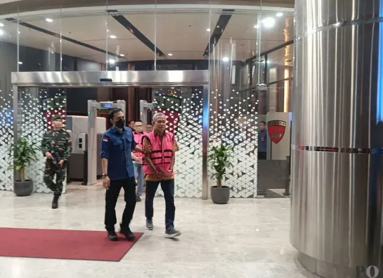 Tersangka kasus dugaan korupsi terkait pengelolaan pertambangan batu bara PT Asmin Koalindo Tuhup (AKT) digiring ke mobil tahanan di Kejagung, Kebayoran Baru, Jakarta Selatan, Kamis, 23 April 2026. (Sumber: Poskota/Ali Mansur)