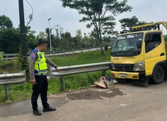 Petugas kepolisian melakukan olah TKP kecelakaan yang menewaskan gadis belia di Jalan Bomang, Kamis, 23 April 2026 siang. (Sumber: Dok. Polres Metro Depok)