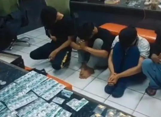 Empat orang pria diamankan polisi dengan barang bukti ratusan butir obat keras di wilayah Kecamatan Gunung Putri, Kabupaten Bogor. (Sumber: Dok. Polsek Gunung Putri)