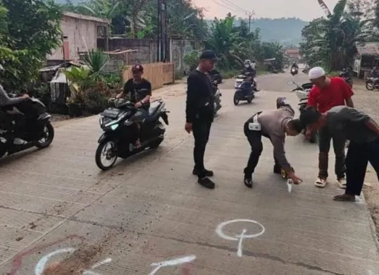 Polisi melakukan olah TKP pasca kecelakaan yang terjadi di Jalan Raya Rumpin, Kamis 23 April 2026. (Sumber: Dok. Polres Bogor)