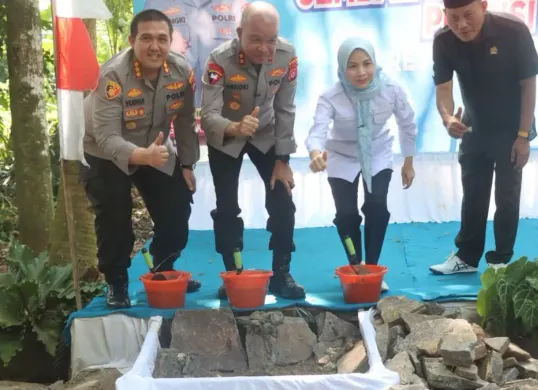 Kapolda Banten bersama Kapolresta Serang Kota dan Bupati Serang melaksanakan ground breaking pembangunan Jembatan Merah Putih di Kampung Cisaat, Kecamatan Padarincang, Kabupaten Serang, Jumat, 24 April 2026. (Sumber: Dok. Humas Polresta Serang Kota)