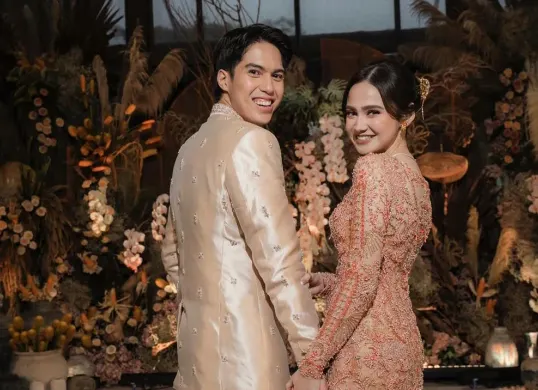 Pernikahan El Rumi dan Syifa Hadju diwarnai pesan haru dari Maia Estianty. Nasihat tentang cinta dan rumah tangga itu sukses membuat Syifa Hadju terharu. (Sumber: Instagram/@syifahadju)
