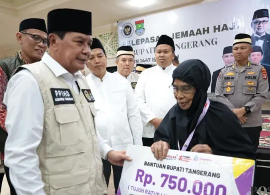 Bupati Tangerang, Maesyal Rasyid saat melepas keberangkatan jamaah haji di halaman Masjid Al-Amjad. (Sumber: Poskota/Veronica Prasetio)