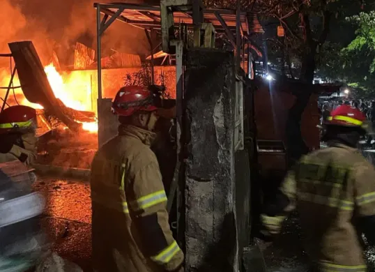 Petugas Damkar Kota Depok berjibaku memadamkan api yang melumat Gudang JNE Sukmajaya, Kota Depok, Minggu Malam, 26 April 2026. (Sumber: Damkar Kota Depok)