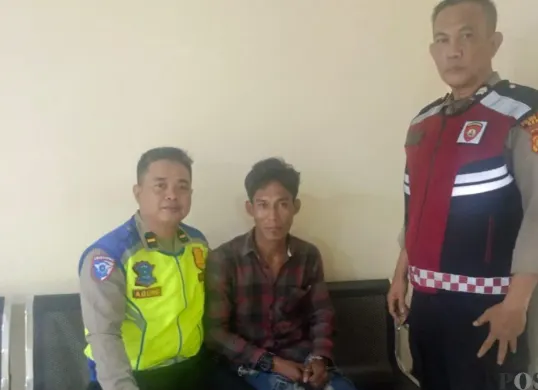 Polisi mengamankan pelaku pengeroyokan anggota TNI AL dan menyerahkan ke Polres Metro Depok. (Sumber: Poskota/Angga Pahlevi)