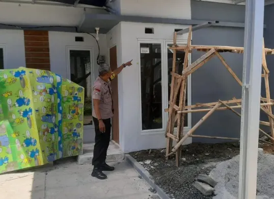 Anggota Polsek Parung memeriksa rumah diduga sedang direnovasi dan dimintai uang koordinasi oleh terduga ormas di wilayah Kecamatan Ciseeng, Kabupaten Bogor. (Sumber: Dok. Polsek Ciseeng)