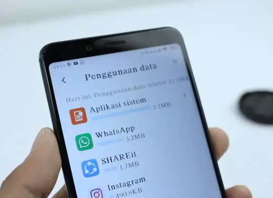 Ilustrasi pengguna smartphone mengalami gangguan data seluler saat koneksi internet tidak dapat digunakan meski sudah aktif. (Sumber: Wilkimedia Commons)