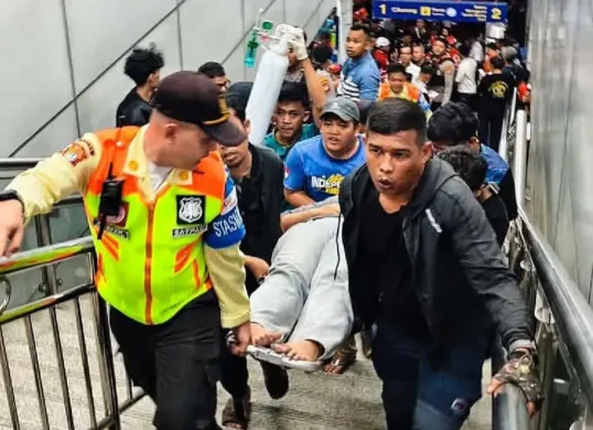 Para korban kecelakaan KA Argo Bromo Anggrek tabrak KRL Commuter Line di Stasiun Bekasi Timur dibawa ke sejumlah rumah sakit terdekat. (Sumber: Instagram/@keretaapikita)