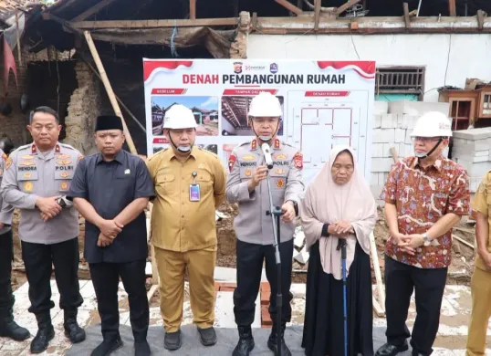 Kapolda Banten Irjen Pol Hengki memberikan sambutan pada kegiatan bedah rumah di Desa Tegal Maja, Kecamatan Kragilan. (Sumber: Dok. Bindhumas Polda Banten)