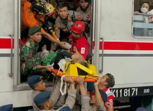 Penumpang KRL sedang dievakuasi di Stasiun Bekasi Timur, Jawa Barat. (Sumber: Istimewa)